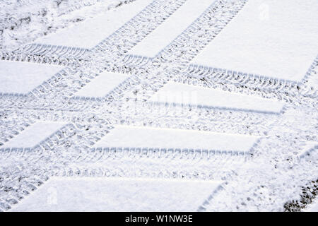 Pneumatico auto tracce nella neve fresca Foto Stock