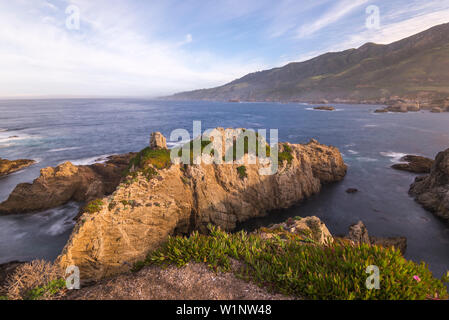 Mare e Coste rocciose a, Garrapata State Park, costa di Monterey, California, Stati Uniti. Foto Stock