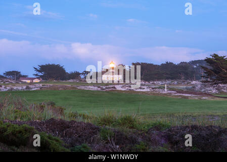 Vista del punto Pinos faro di notte. Pacific Grove, California, Stati Uniti. Foto Stock