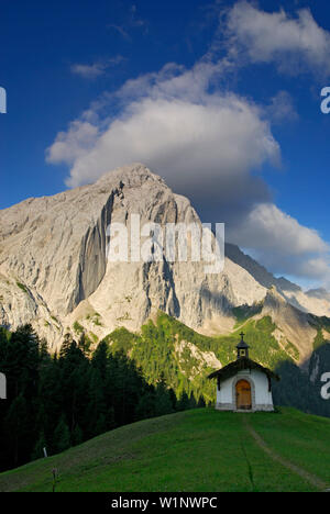 Cappella nei pressi di malga Hallerangeralm con montatura Lafatscher al sole del mattino, Hinterau valley, gamma Karwendel, Tirolo, Austria Foto Stock
