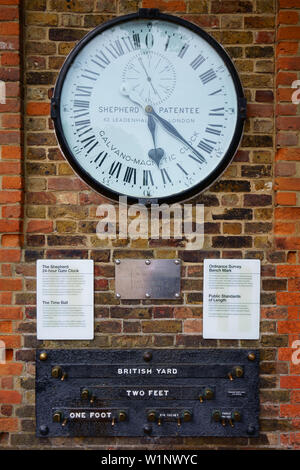 Pastore 24-hour clock Gate visualizzazione Greenwich Mean Time GMT e norme pubbliche di lunghezza all'Osservatorio Reale di Greenwich, Londra, Regno Unito. Foto Stock