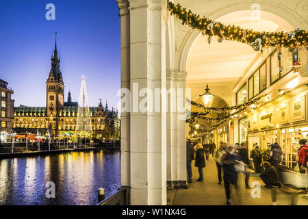 Mercatino di Natale e le luminarie presso il municipio di Amburgo e la vista dell'Alster Arkaden, Germania settentrionale, Germania Foto Stock