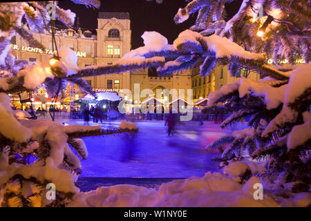 Inverno attrazione, pista di pattinaggio a Karlsplatz, Stachus, Monaco di Baviera, Germania Foto Stock