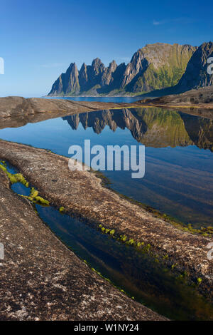 Okshornan picchi di roccia al Ersfjordr nella Norvegia del nord con la sua riflessione in estate, Senja, Troms Fylke, Norvegia e Scandinavia Foto Stock