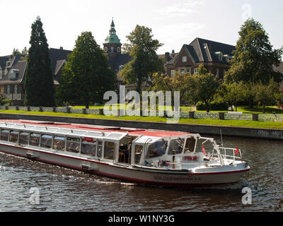 Alster sistema di cottura a vapore sul fiume Alster davanti a Saint Johannis Abbey, città anseatica di Amburgo, Germania Foto Stock