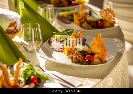 Antipasto di piastre con scaglie di formaggio, granchi e lattuga Foto Stock