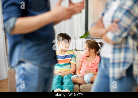 I bambini a guardare i loro genitori quarreling a casa Foto Stock