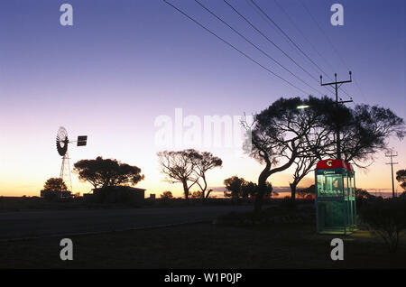 Illumina le cabine telefoniche a Stuart Highway, Woomera, Australia Foto Stock