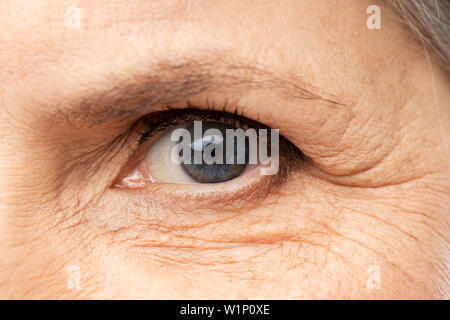 Close up senior occhio di donna Foto Stock