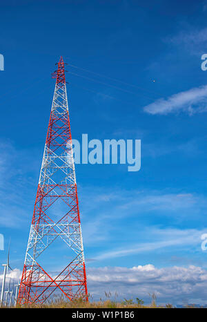 Turbine eoliche Vestas generano energia elettrica e alta tensione torri di trasmissione su una montagna a Khao Kho di phetchabun in Thailandia. Foto Stock