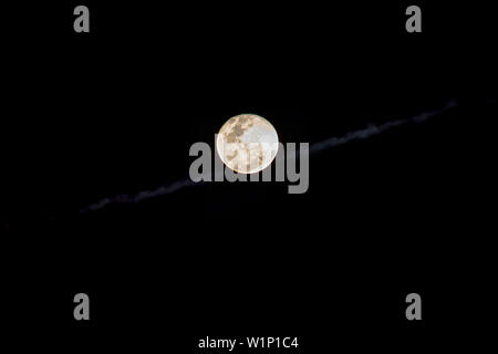 La luna piena nel cielo di notte è nero. Foto Stock