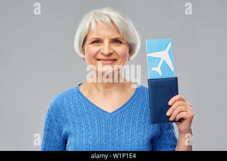 Senior donna con passaporto e biglietto aereo Foto Stock