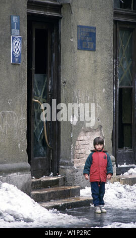 28 marzo 1993 un giovane ragazzo sta fuori l'ingresso dell'Hotel Central su Zrinjskog (rinominato Cumurija dopo la guerra) durante l assedio di Sarajevo. Foto Stock