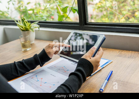 Stretta di mano femmina holding e toccando lo schermo tablet Foto Stock