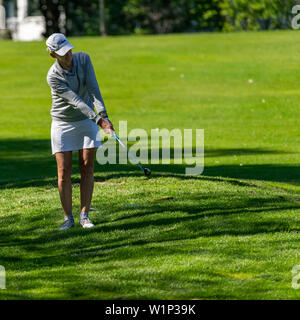 Braunschweig, Germania, maggio 18, 2019: donna di mezza età di colpire la pallina da golf sopra il verde il tedesco Golf Associazione del torneo di golf Foto Stock