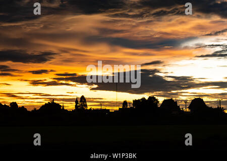 Tramonto dietro il Wat Lad Pha Dook , il Tempio a Nonthaburi , della Thailandia. Foto Stock