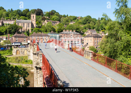 Ironbridge Shropshire il villaggio di Ironbridge e la gente che attraversa l'Ironbridge oltre Ironbridge gola ponte di ferro Shropshire Inghilterra GB UK europa Foto Stock