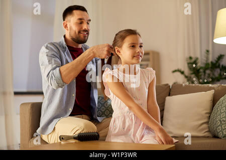 Padre figlia di intrecciatura capelli a casa Foto Stock