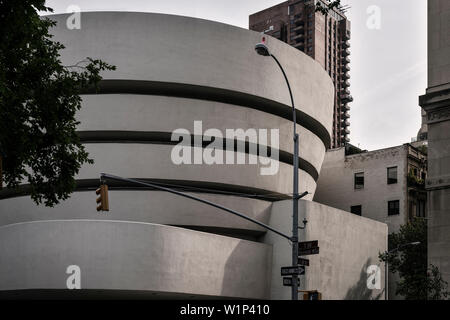Esterno del Museo Guggenheim, Frank Lloyd Wright, Upper East Side di Manhattan, NYC, New York City, Stati Uniti d'America, USA, America del Nord Foto Stock