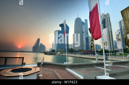 Tramonto al grattacieli al nord Corniche, Doha, Qatar Foto Stock