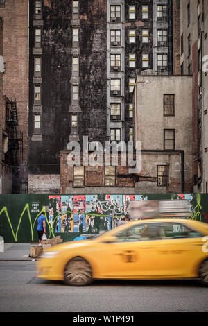 Giallo NYC cabina nella parte anteriore dei graffiti, 5th Ave, Manhattan NYC, New York City, Stati Uniti d'America, USA, America del Nord Foto Stock