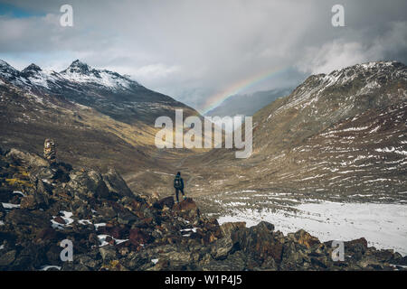 Scalatore gode di vista di arcobaleno e panorama di montagna, E5, Alpenüberquerung, 6a tappa, sfiato,Niederjochbach, rifugio Similaun, Val Senales, Vernago reservoi Foto Stock