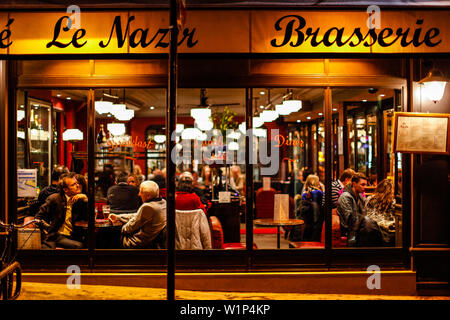 Persone nella Brasserie cafe le nazir, 56 Rue des Abbesses, Montmartre, 75018 Parigi, Francia, Europa Foto Stock