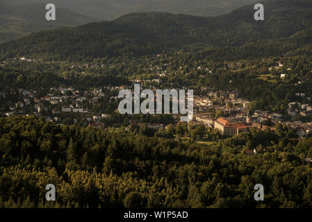 Vista dalla rovina Hohenbaden (vecchio castello) a Baden-Baden, città termale, Baden-Wuerttemberg, Germania Foto Stock