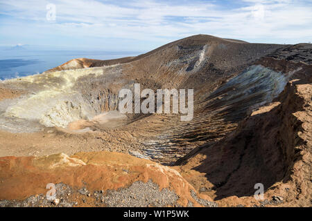 Il cratere del vulcano Gran Cratere wiith Stromboli sullo sfondo, isola di Vulcano, Isole Eolie, isole Lipari, Mar Tirreno, il Mar Mediterraneo, Ita Foto Stock