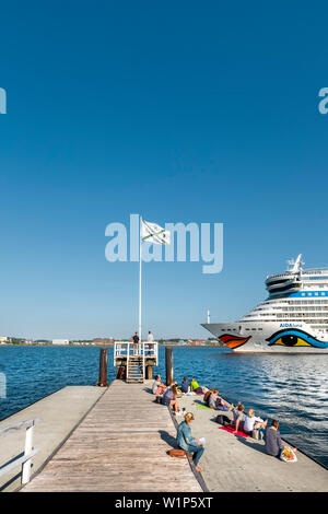 Nave da crociera Aida di Kiel, fiordo di Kiel, costa baltica, Schleswig-Holstein, Germania Foto Stock