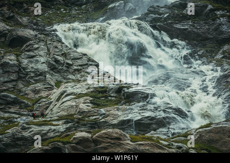 Cascata nella roccia del massiccio con scalatore in ascesa, E5, Alpenüberquerung, quarto stadio, Skihütte Zams,Pitztal,Lacheralm, Wenns, Gletscherstube, Zams Foto Stock