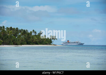 Expedition nave da crociera MS Bremen (Hapag-Lloyd crociere) giace al largo di un'isola coperto da palme e circondato da spiagge di sabbia bianca e coral ri Foto Stock