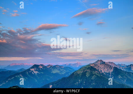 Umore di nuvole sopra la gamma Rofan e Mangfall montagne, da Trainsjoch Mangfall, montagne, Alpi Bavaresi, Alta Baviera, Baviera, Germania Foto Stock