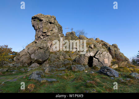 Nebbia di mattina, Bruchhauser Steine, vicino a Olsberg, Rothaarsteig Hiking trail, Rothaar mountains, Sauerland, Nord Reno-Westfalia, Germania Foto Stock