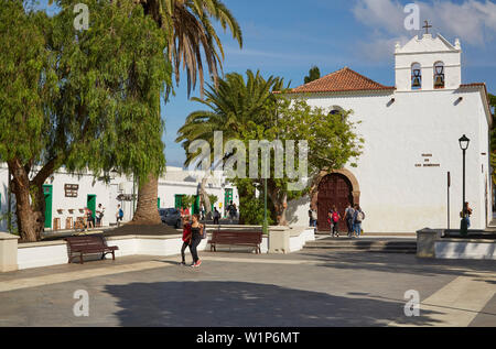 Chiesa di Nuestra Senora de los Remedios nel villaggio di Yaiza, Oceano Atlantico, Lanzarote, Isole Canarie, Islas Canarias, Spagna, Europa Foto Stock