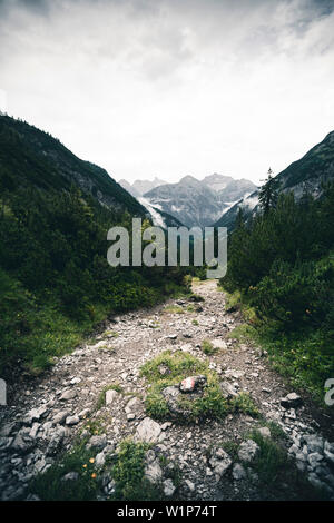 Sentiero di montagna direzione Memminger Hütte, E5, Alpenüberquerung, seconda fase, Lechtal, Kemptner Hütte a Memminger Hütte, Tirolo, Austria, Alpi Foto Stock