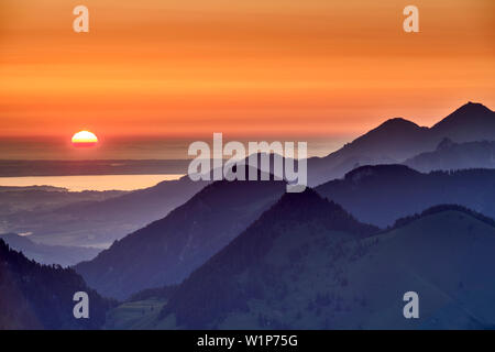 Sunrise sopra il lago di Chiemsee e Chiemgau Alpi, da Seebergkopf Mangfall, montagne, Alpi Bavaresi, Alta Baviera, Baviera, Germania Foto Stock