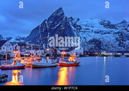 Porto e Fisherman's cabine in Hamnoy al crepuscolo, Lofoten, Nordland, Norvegia Foto Stock