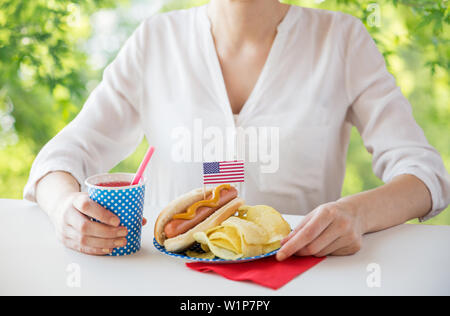 Donna celebrando American Independence Day Foto Stock