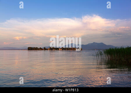 Vista sul Chiemsee di Fraueninsel, vicino Gstadt, Baviera, Germania Foto Stock