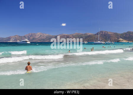 Giovane donna sulla spiaggia Plage de Loto nel deserto dello Agriates, vicino a Saint-Florent, Corsica, Francia meridionale, Francia, Europa meridionale Foto Stock