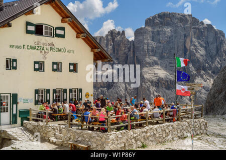 Capanna rifugio Pisciadu con guglie di roccia della sella in background, capanna rifugio Pisciadu, Sella gamma, Dolomiti, patrimonio mondiale dell UNESCO Dolomiti, Sout Foto Stock