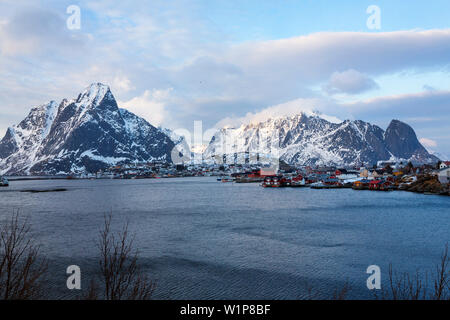 Villaggio di Pescatori Reine, Moskensoya, Isole Lofoten in Norvegia, Skandinavia, Europa Foto Stock