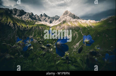 Spettacolo di luci nelle Alpi della regione di Allgäu, E5, Alpenüberquerung, 1° stadio Oberstdorf Sperrbachtobel a Kemptnerhütte, Algovia, Baviera, Alpi, Germania Foto Stock