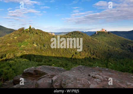 Vista Scharfenberg, Anebos e castello di Trifels, vicino Annweiler, Foresta del Palatinato, Renania-Palatinato, Germania Foto Stock