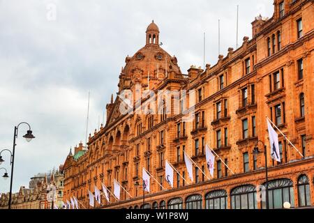 LONDON, Regno Unito - 9 Luglio 2016: Grandi Magazzini Harrods a Londra. La famosa impresa di vendita al dettaglio si trova su Brompton Road nel quartiere di Knightsbridge. Foto Stock