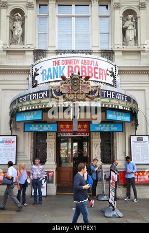 LONDON, Regno Unito - 9 Luglio 2016: la gente a piedi da Criterion Theatre nel West End di Londra, Regno Unito. I teatri del West End vendute 14,4 milioni di biglietti nel 2013. Foto Stock