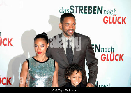 Jada Pinkett Smith, Will Smith, Jaden Christopher Syre Smith - Deutschland-Premiere des Spielfilms 'Dcome Streben nach Glueck', il Sony Center am Potsdamer Foto Stock