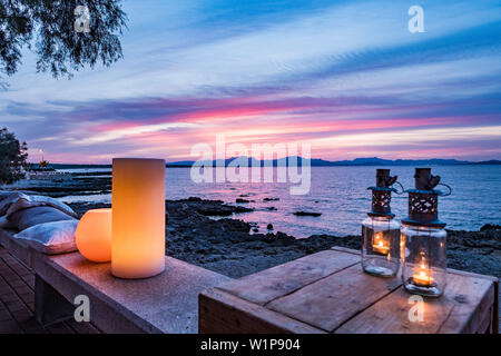 Tramonto sulla baia di Alcudia, promenade a Colonia de Sant Pere, Maiorca, isole Baleari, Spagna Foto Stock