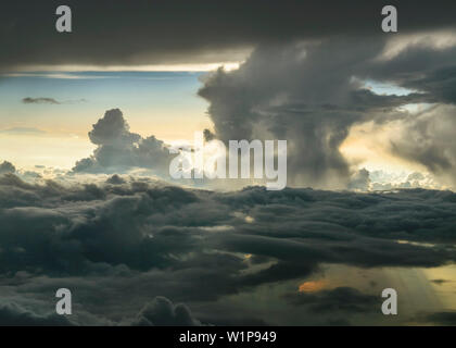 Atmosfera drammatica durante un volo circumnavigando i temporali al di sopra di Franconia, Germania Foto Stock